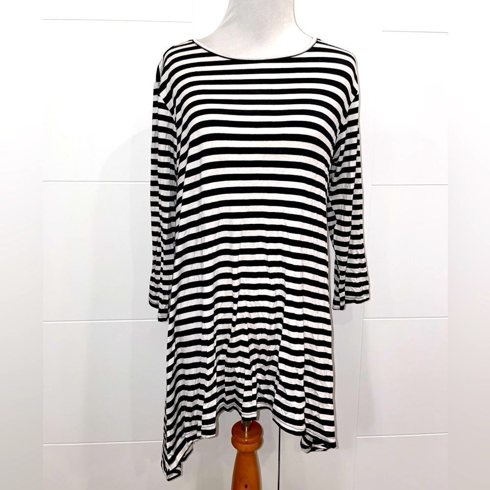 Black and white striped flowy t shirt, 3/4 length sleeve